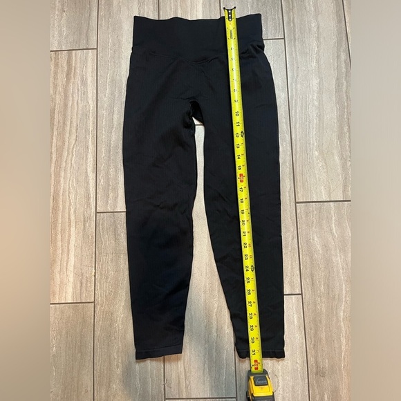 Victoria Secret Women’s Black Ribbed Cropped Leggings Size M - Picture 2 of 6